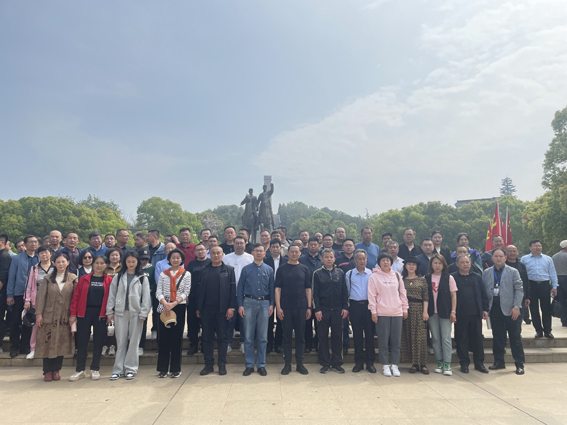 圖5 2023年二屆七次理事會紀念碑合影.jpg 圖5 2023年二屆七次理事會紀念碑合影.jpg